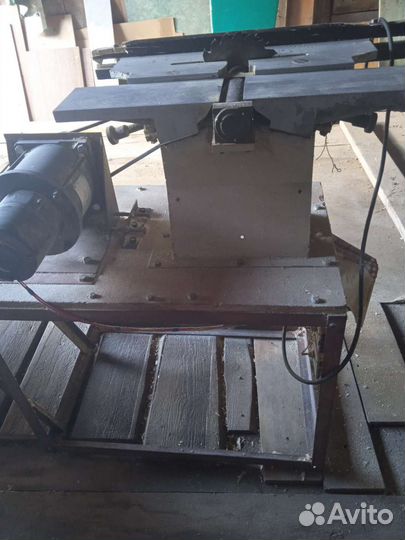 Дерево-обрабатывающий станок