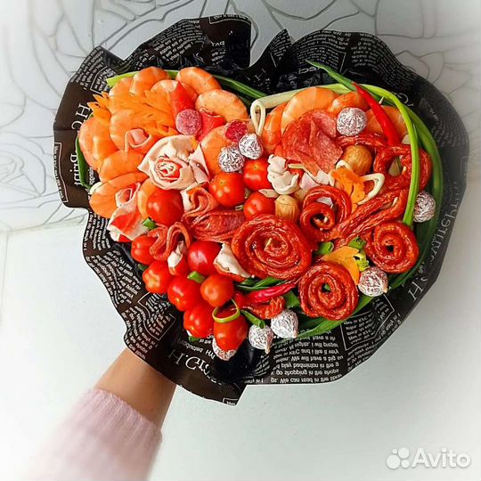 Букет, конверт, ящик для мужчины