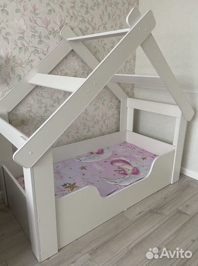Детская кроватка и стеллаж