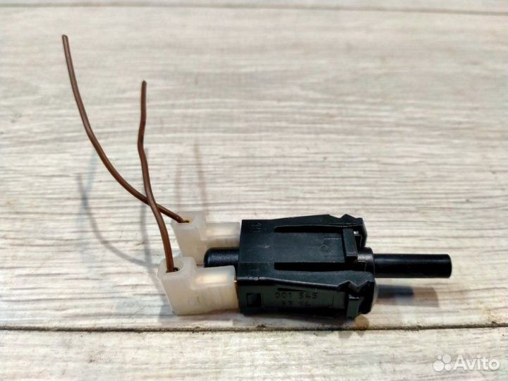 Концевик стояночного тормоза Mercedes-Benz 212.036