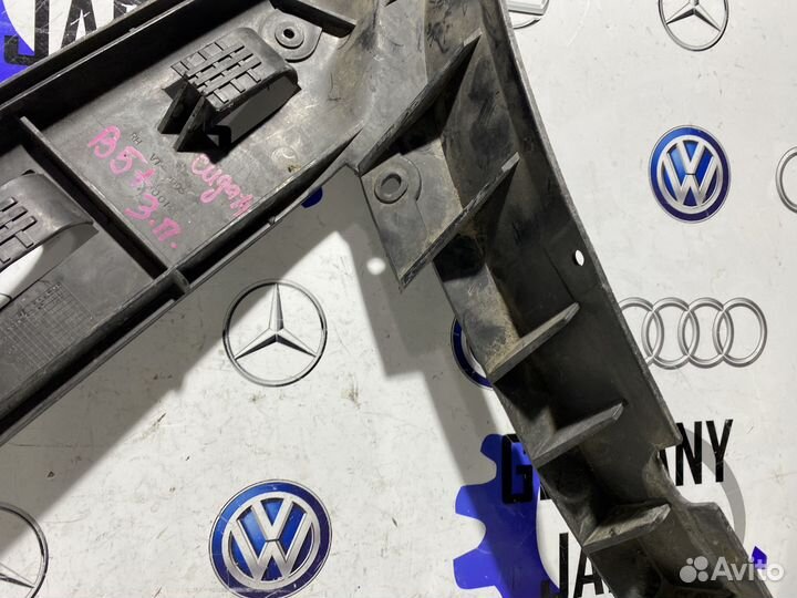 Направляющая заднего бампера прав Passat B5 седан