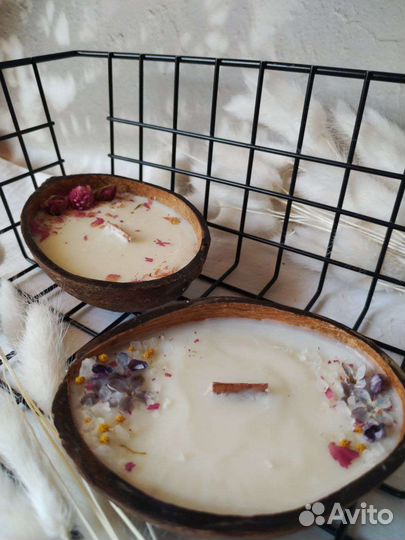 Соевая свеча в кокосовой скорлупе с сухоцветами