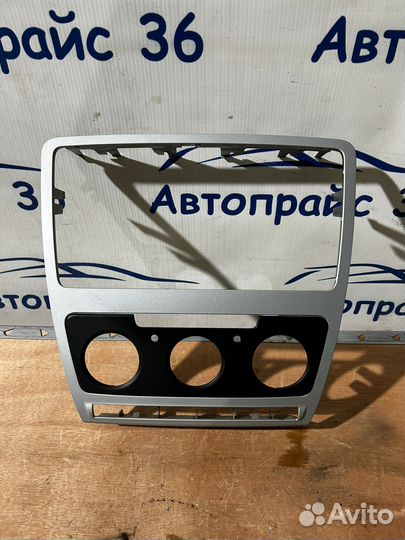 Рамка магнитолы Skoda Octavia А5