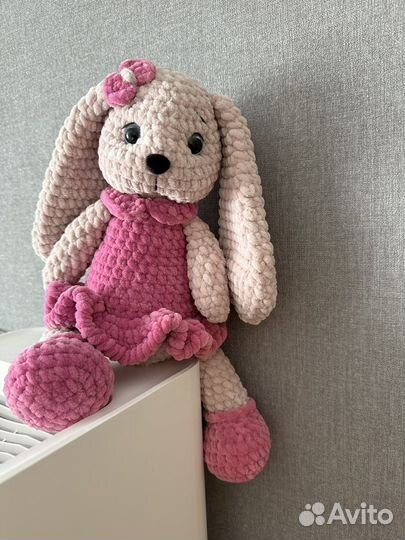 Заяц вязаный с длинными ушами