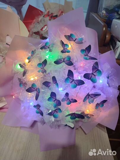 Букет из бабочек с цветными огоньками