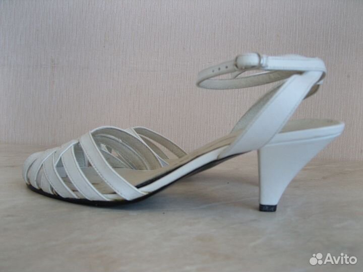 Босоножки белые