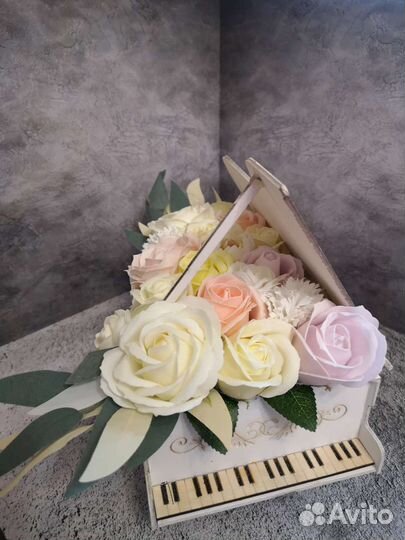 Букет в белом рояле