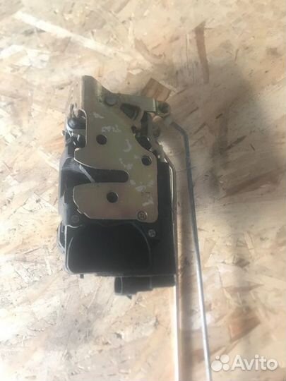 Замок двери передний левый Chevrolet Aveo T200 L34