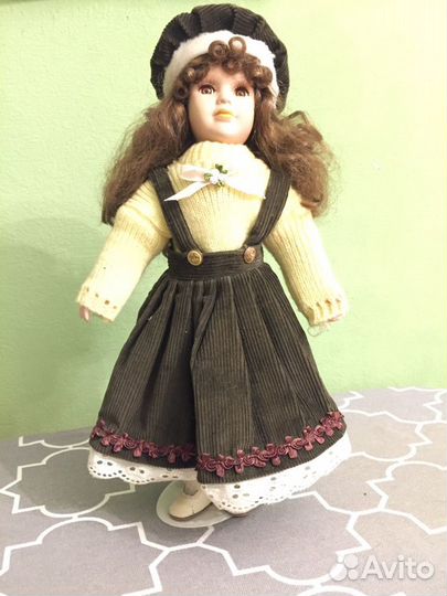 Кукла фарфоровая