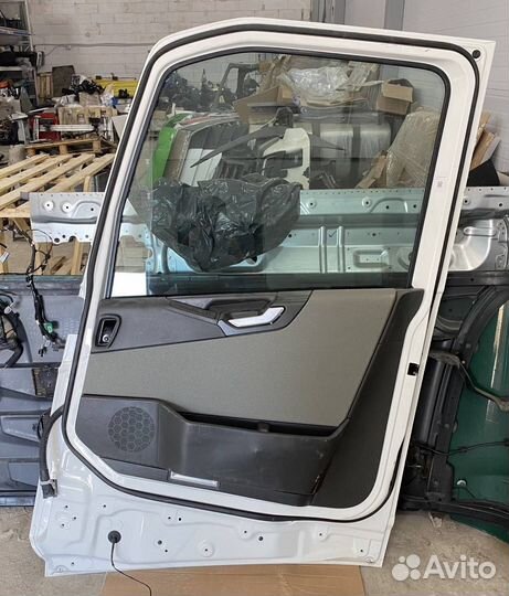 Дверь передняя правая Volvo FH5 82412108