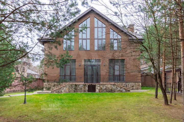 Дом 1000 м² на участке 15 сот.