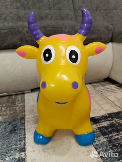 Корова прыгун и мяч прыгун