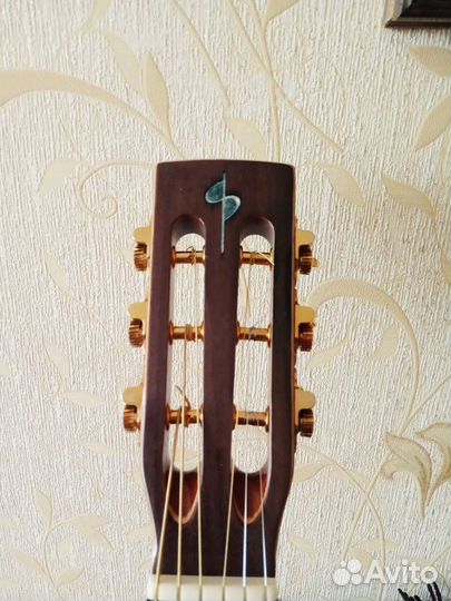 Акустическая гитара из массива со звукоснимателем