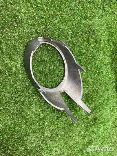 Рамка противотуманной фары левой Audi A4 B7 6064