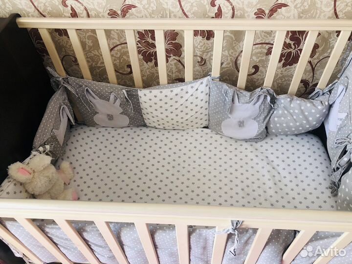 Детская кроватка с маятником