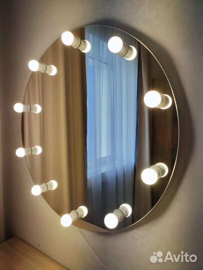 Гримерное зеркало с лампочками