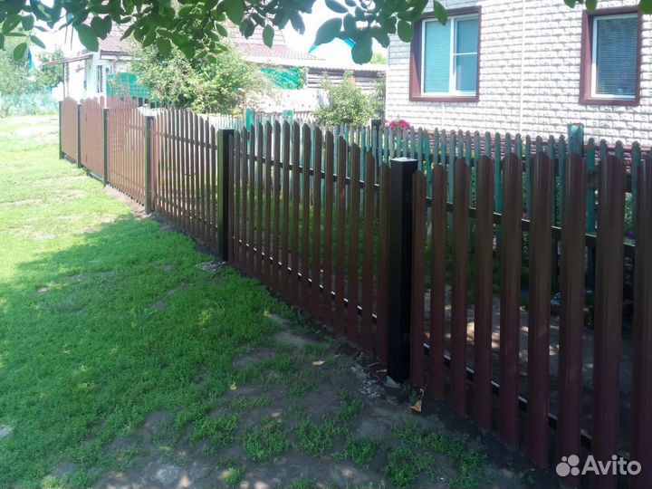 Заборы из профнастила с кирпичными столбами