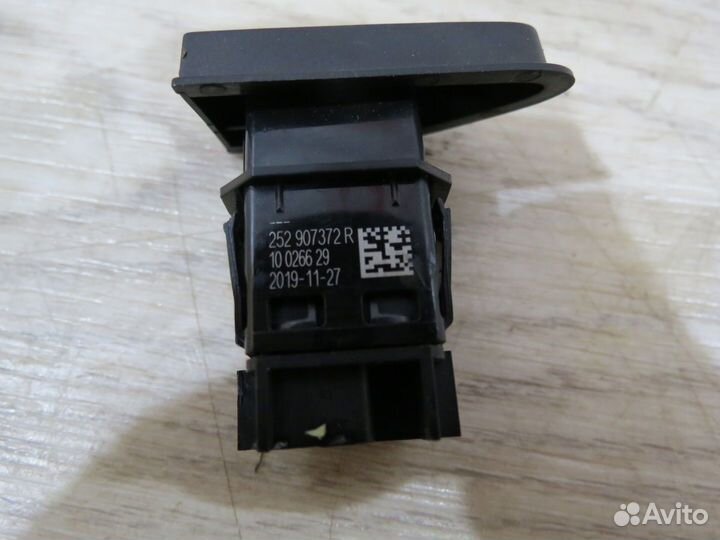 Кнопка аварийной сигнализации Renault Duster