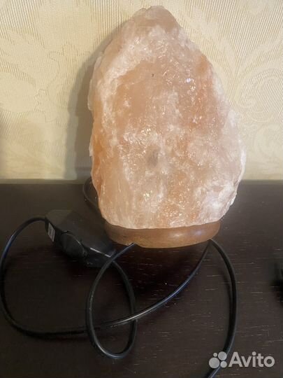 Соляная лампа на деревянной подставке