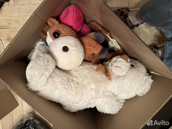 Коробка с детскими игрушками