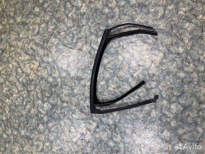Уплотнитель стекла двери Opel Astra J