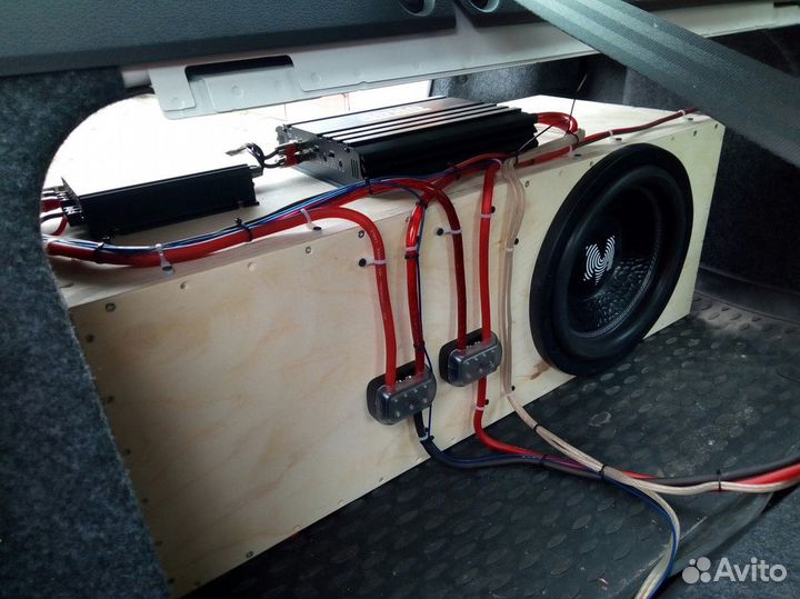 Установка автоакустики