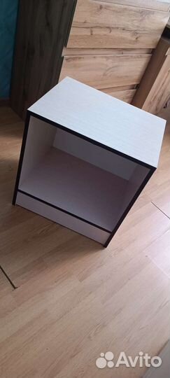 Вешалка и тумбочка