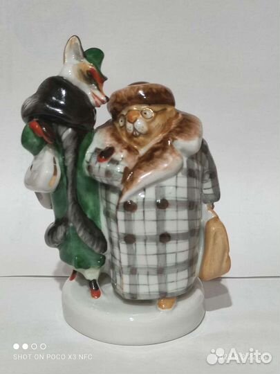 Фарфоровая статуэтка.