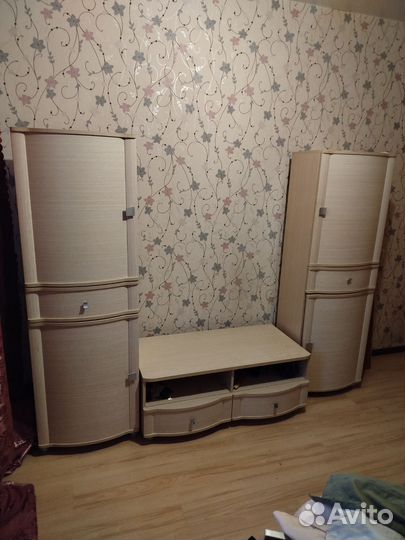 Стенки две в спальню и гостиную