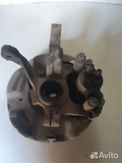 Поворотный кулак в сборе mazda familia 1997год