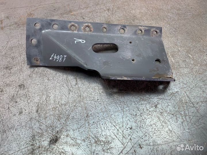 Кронштейн траверсы передний правый Scania R420 4*2