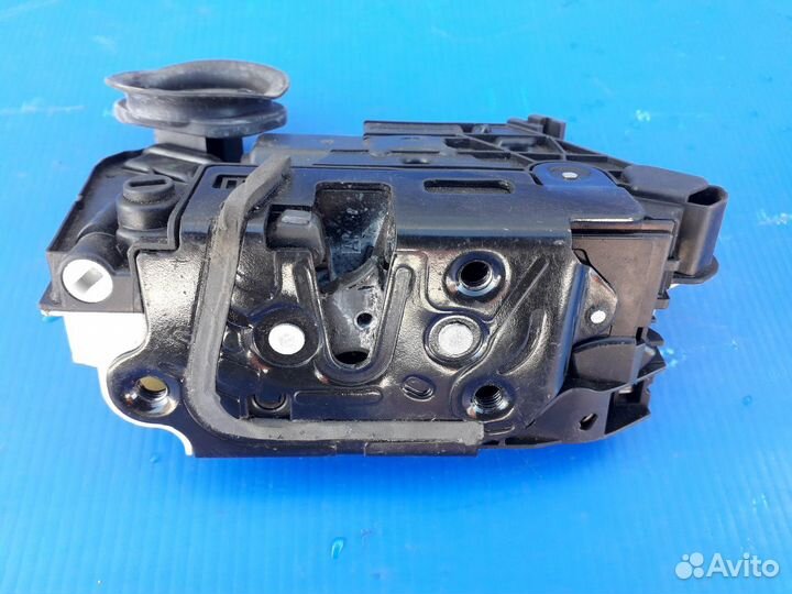 Замок двери задней левой Volkswagen Golf VI