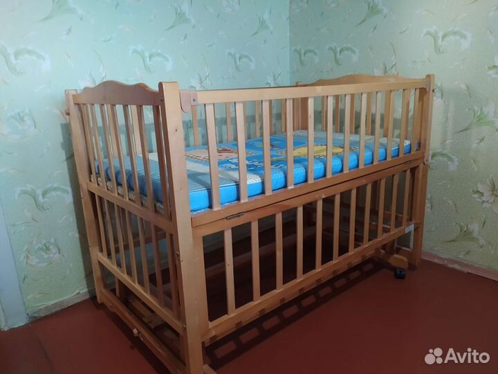 Детская кроватка с маятником