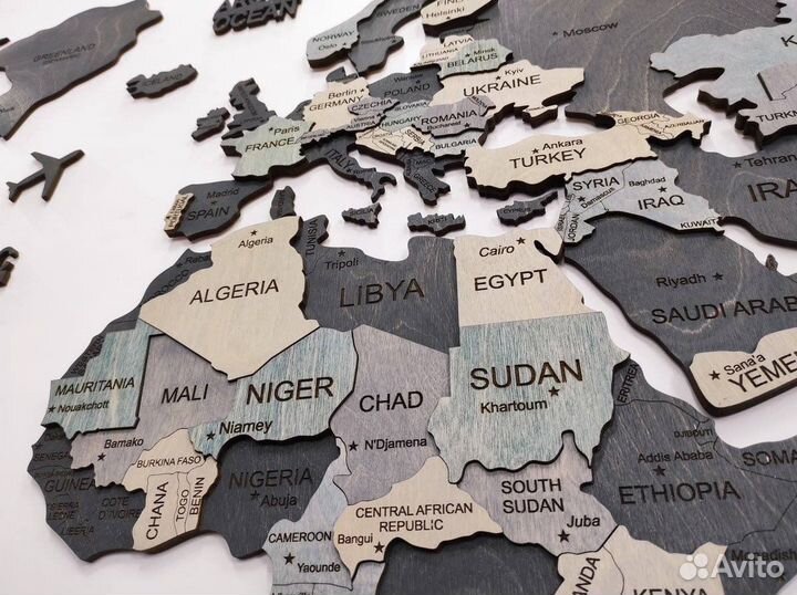 Карта мира из дерева с подсветкой