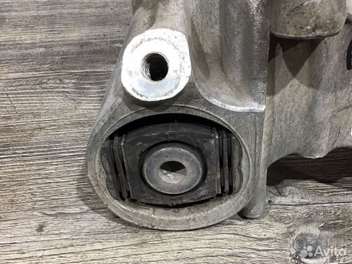 Кулак задний правый Audi A8 D4