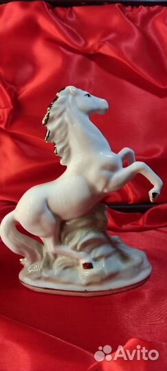 Статуэтка фарфоровая 