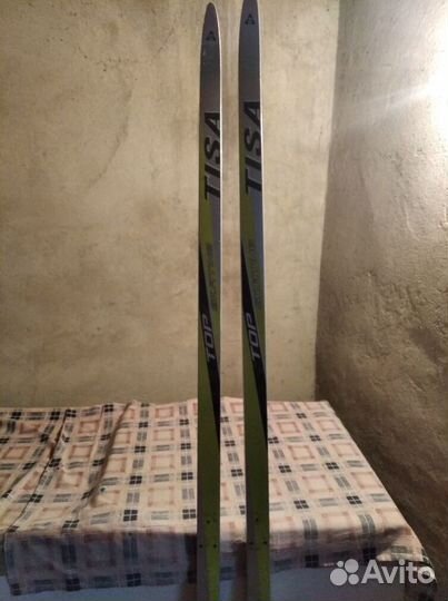 Пластиковые лыжи тиса