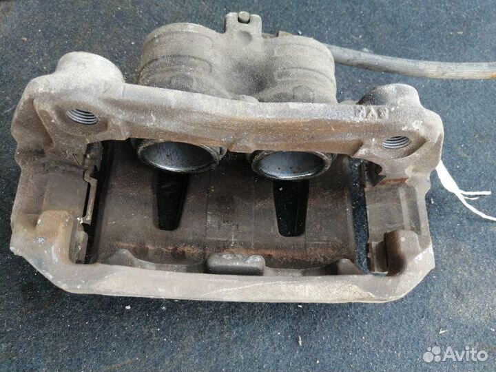 Суппорт передний правый Nissan Serena C25 MR20