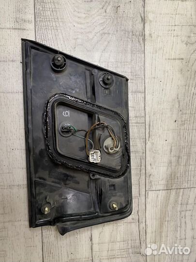 Задние левые стопаки Nissan Sunny