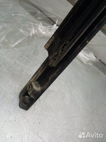 Накладка стекла задняя правая Mitsubishi Carisma