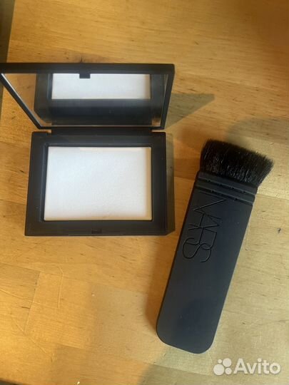 Матирующая пудра и кисть Kabuki nars