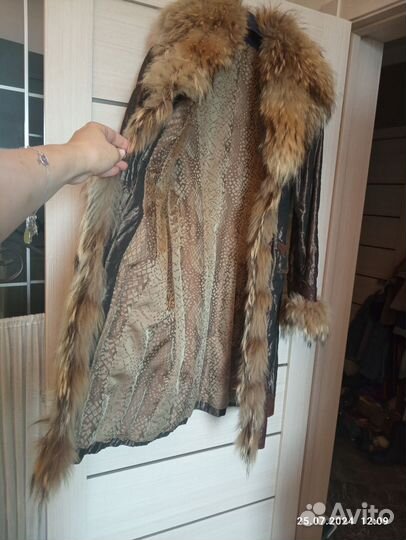 Пальто утеплённое с меховым воротником и манжетами