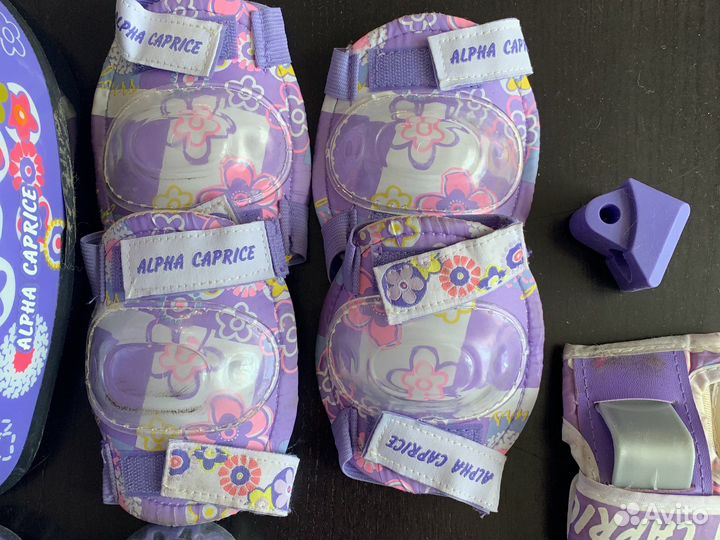 Роликовые коньки с защитой и шлемом в рюкзаке