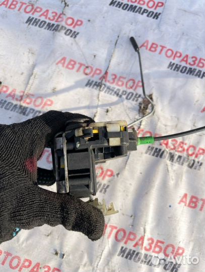 Замок двери задний левый Opel Astra J