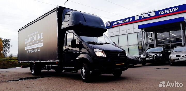 Водитель со своим грузовым авто