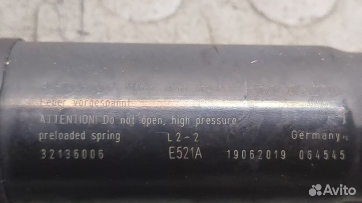 Амортизатор крышки багажника левый Volvo XC60 2017, 2019