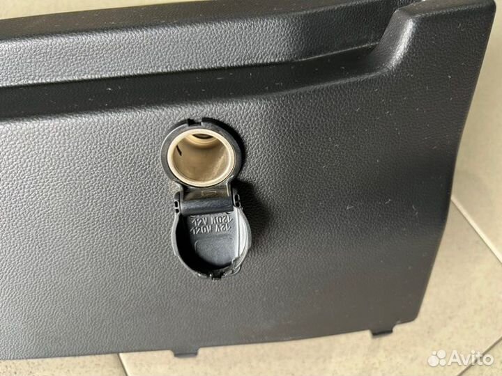 Держатель задней полки правый Renault Duster