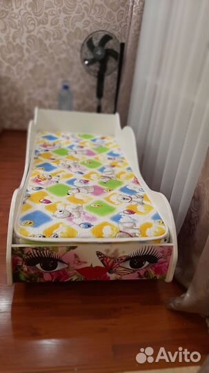 Детская кроватка- машинка с матрасом и бортиками