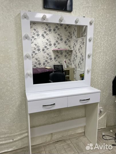 Туалетный столик с зеркалом и подсветкой