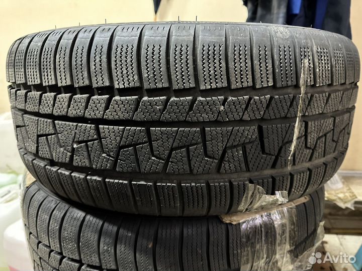 R19 Royal Black Royal Winter UHP 255/40, PCD 5x112 DIA 66.5